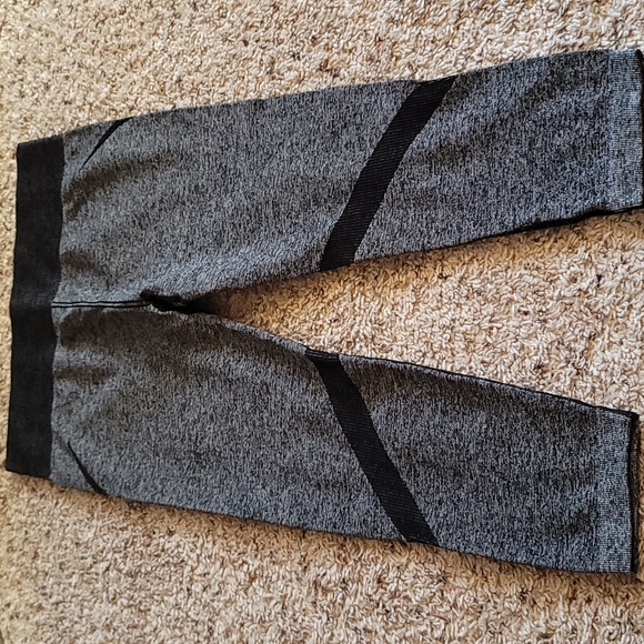 Fabletics Capris - Picture 3 of 7
